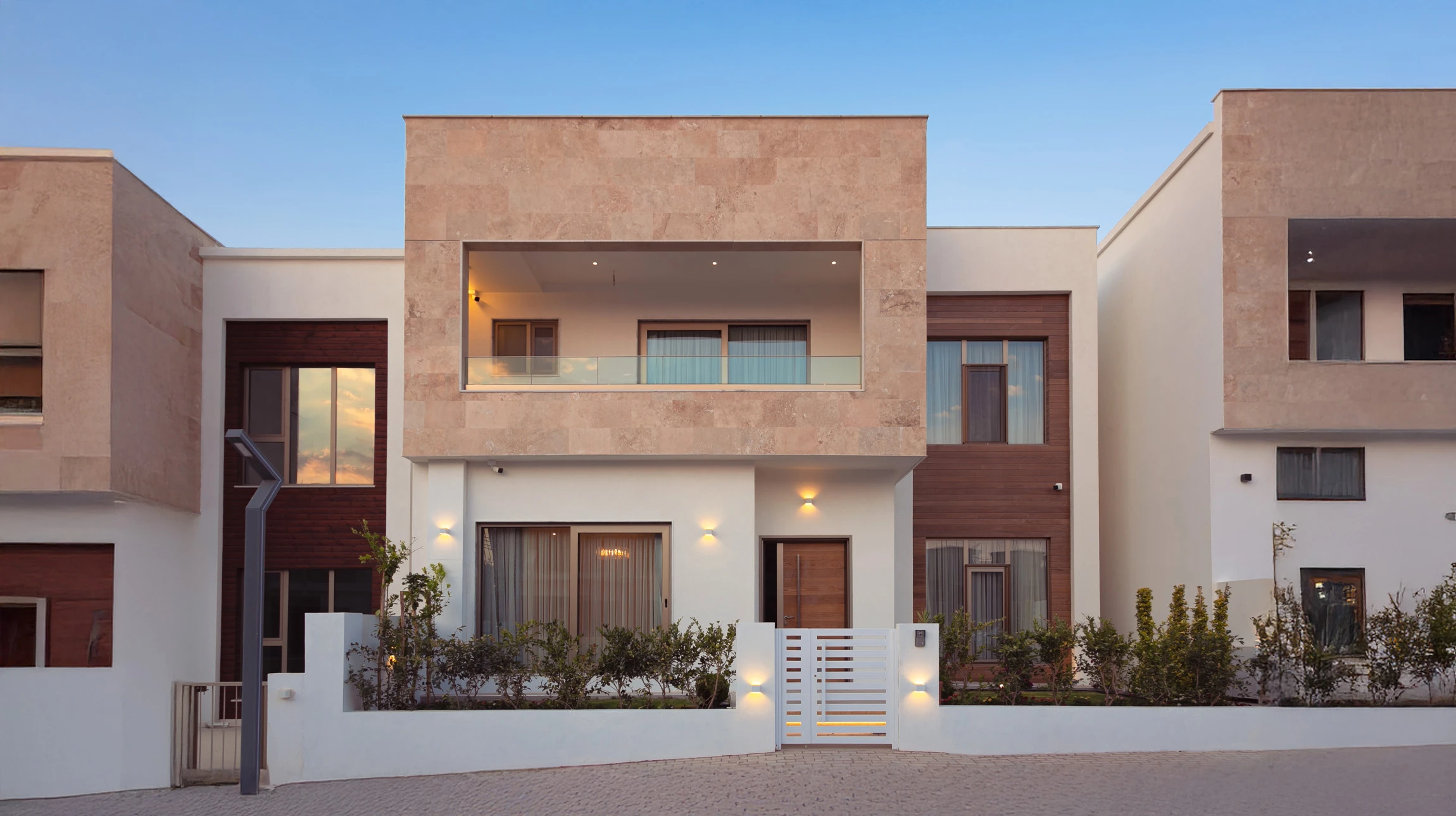 Réparation et rénovation des murs de la vieille maison avec l'installation de feuilles métalliques pour l'imperméabilisation et la protection contre la pluie. Contracteurs avec réparation Foundation.