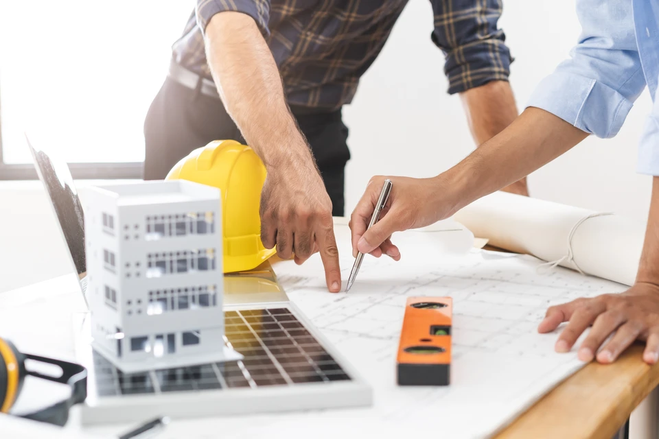 ouvrier et entrepreneur du bâtiment. Client serrant la main avec le team builder dans le site de rénovation.