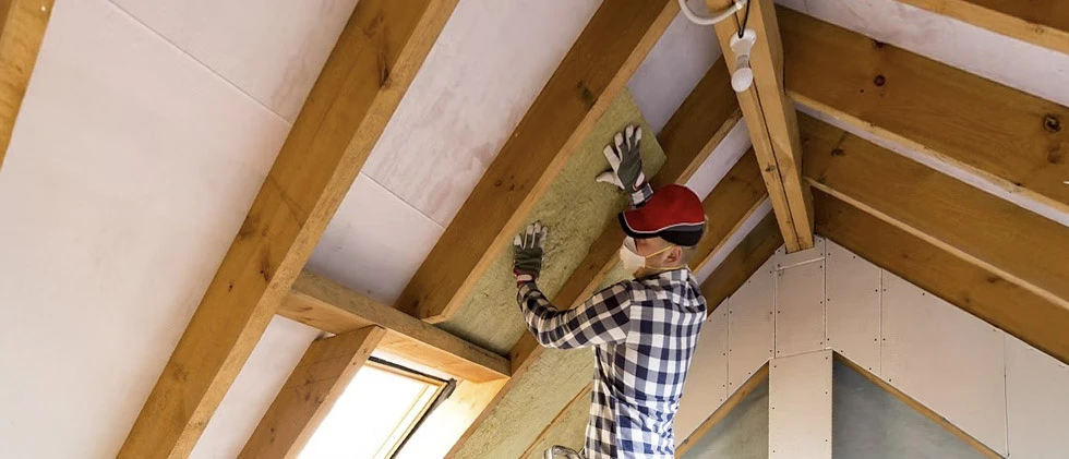 Maison d'équipe de charpentiers professionnels isolée illustration vectorielle à plat. Constructeurs de dessins en uniforme fabriquant le toit et la structure murale. Concept de construction et de travail d'équipe