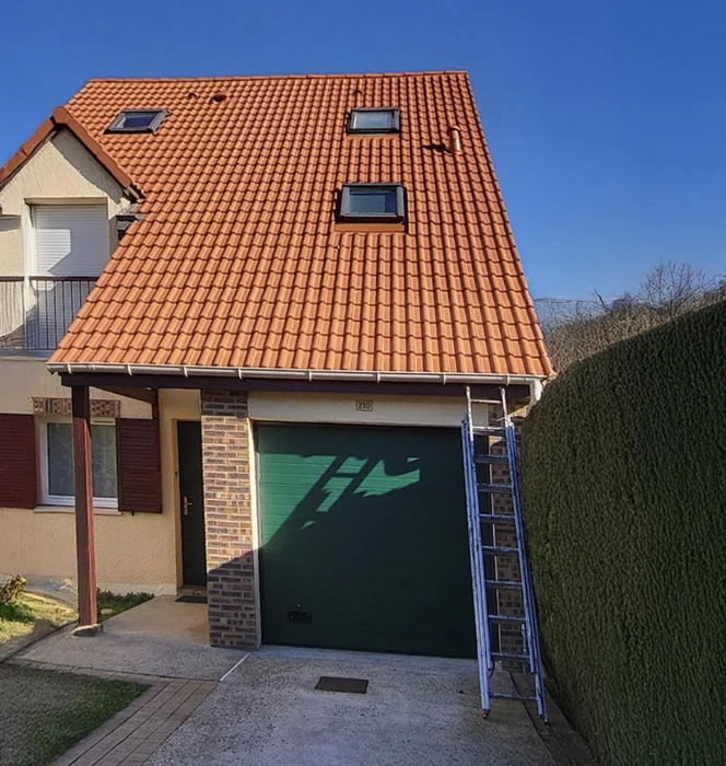 Intérieur en cours de rénovation avec cloisons sèches installées. Échelle métallique, seau de peinture, outils Ryobi au sol. Sol carrelage imitation marbre blanc-gris. Murs en plaques de plâtre BA13 vissées, joints apparents non enduits. Niche murale intégrée. Plafond suspendu avec spots encastrés. Chantier second œuvre plaquiste.