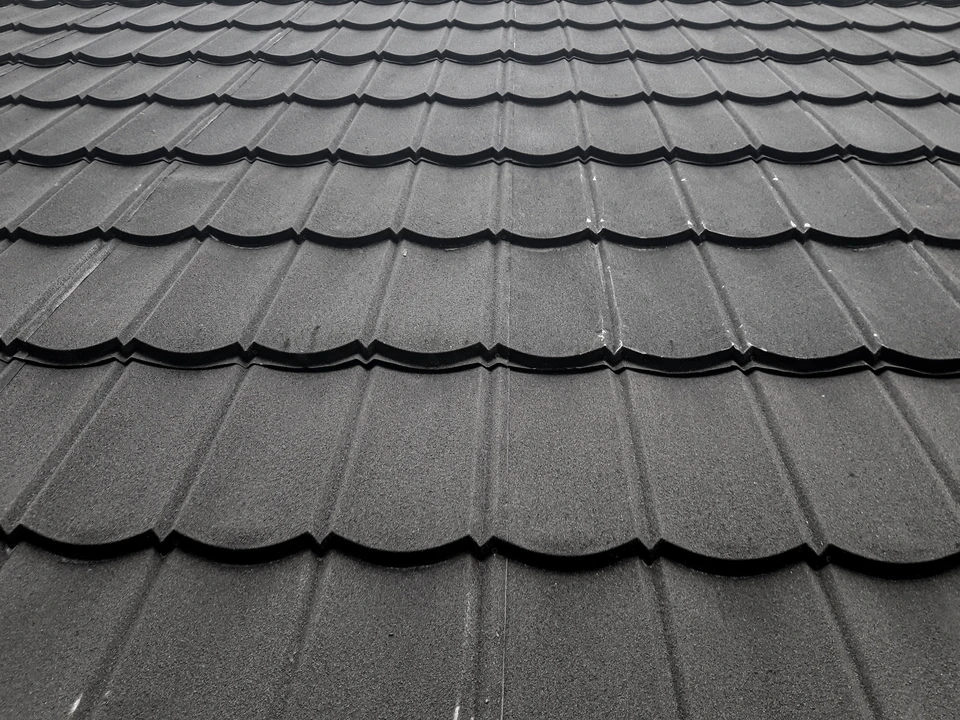 Le toit en amiante ondulé a vieilli et s'est détérioré, sa surface s'est estompée par la météo. Les parties cassées et poreuses ajoutent à l'impression d'usure de la structure du toit. Adapté à la présentation.