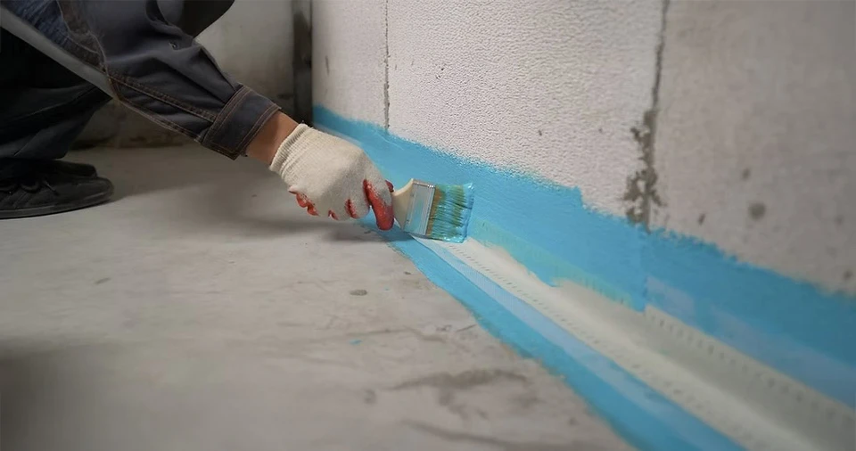 Construction Entrepreneur Lieu de coupe du marqueur sur une feuille d'un panneau à paroi sèche